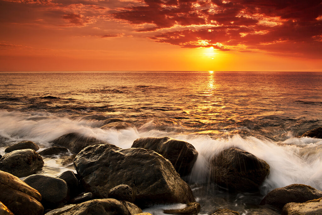 Sol sobre rocas oscuras — diseño completo