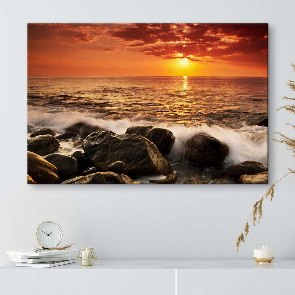 Sol sobre rocas oscuras — interior 3