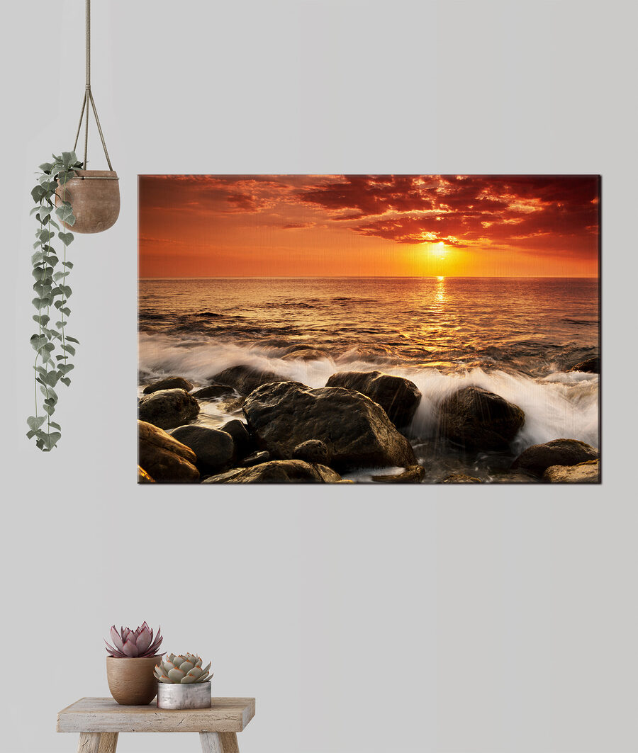 Sol sobre rocas oscuras — interior 2