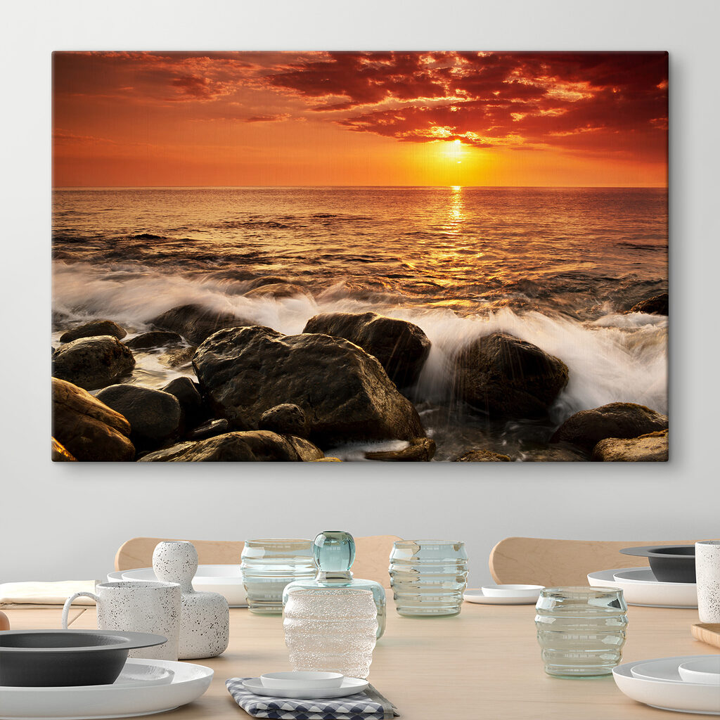 Sol sobre rocas oscuras — interior 4