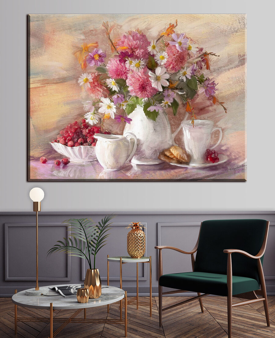 Jarrón con flores rosas en un interior