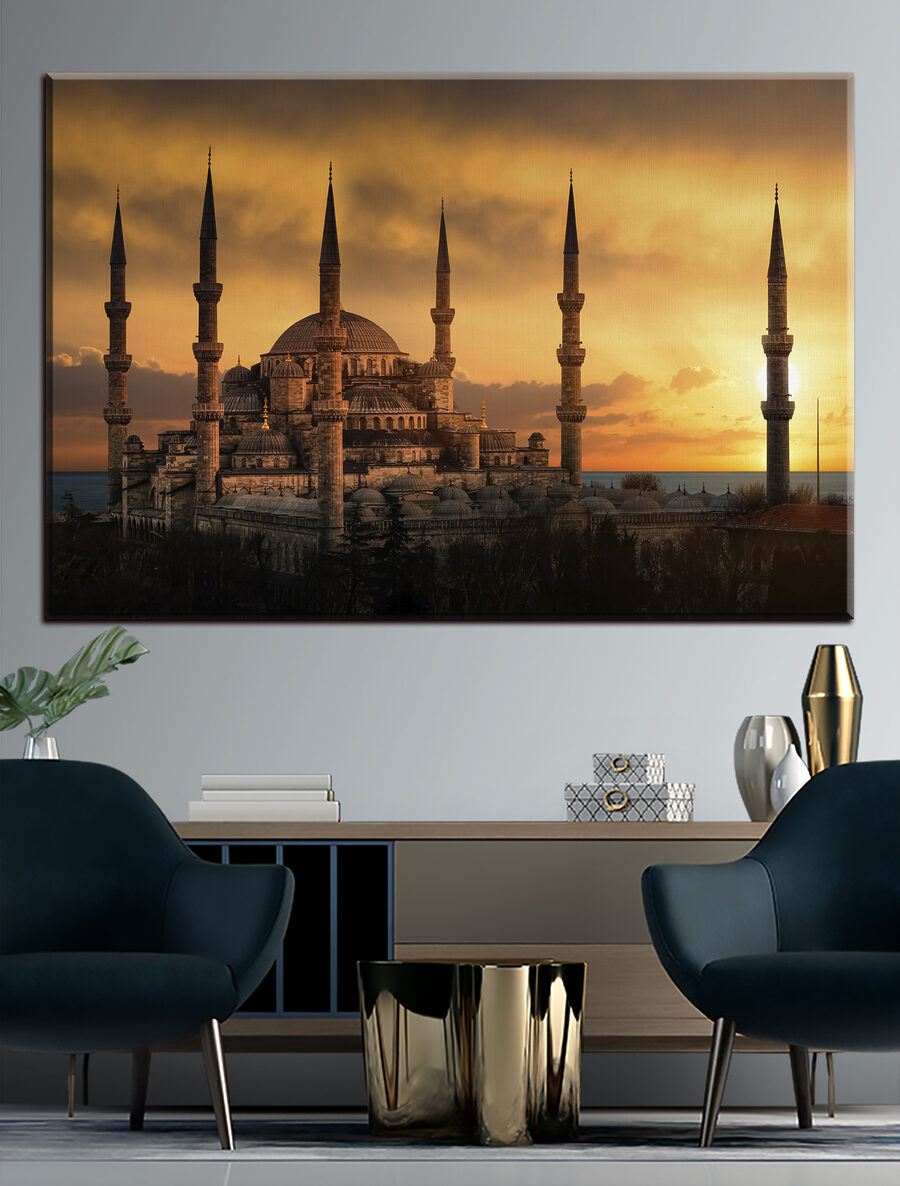 Minaretes al atardecer en un interior