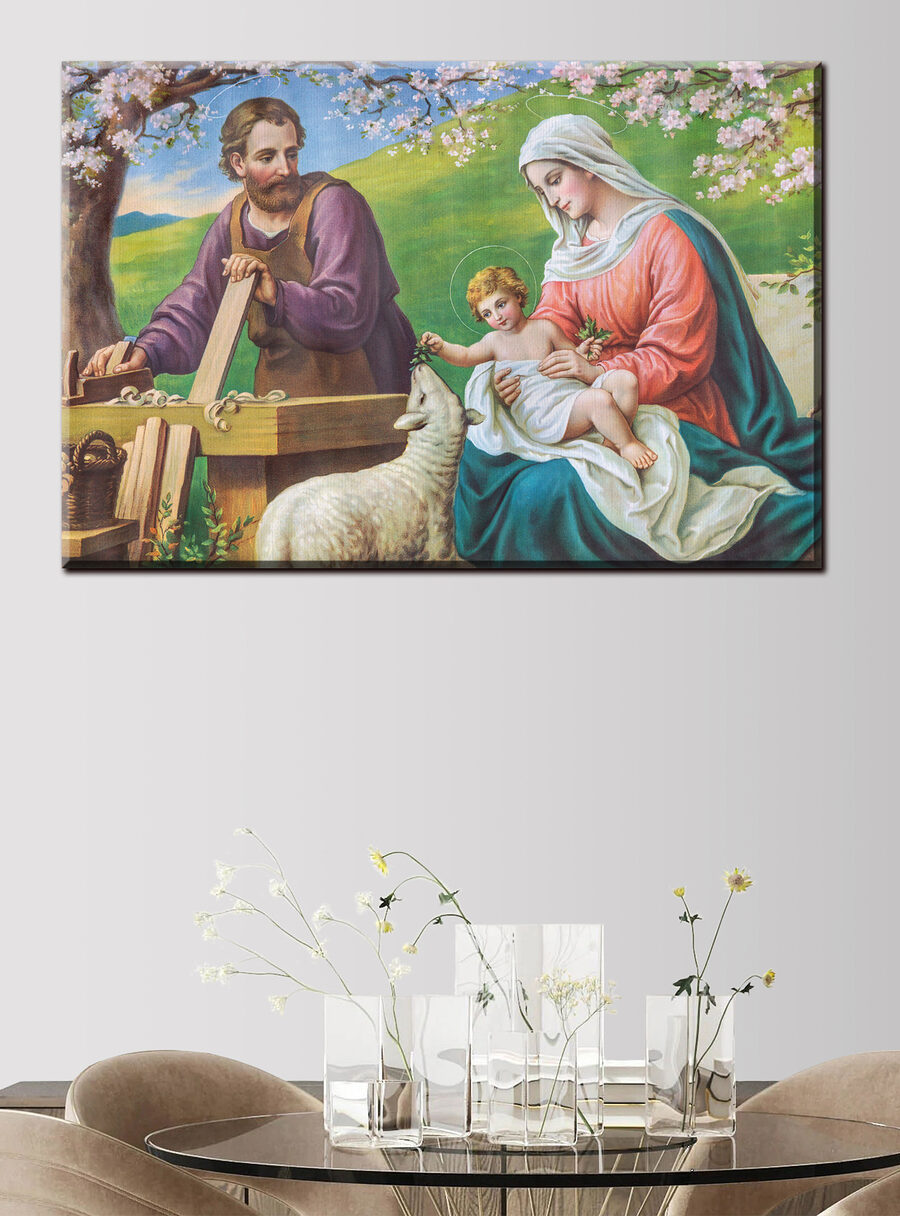 Familia bajo las flores en un interior