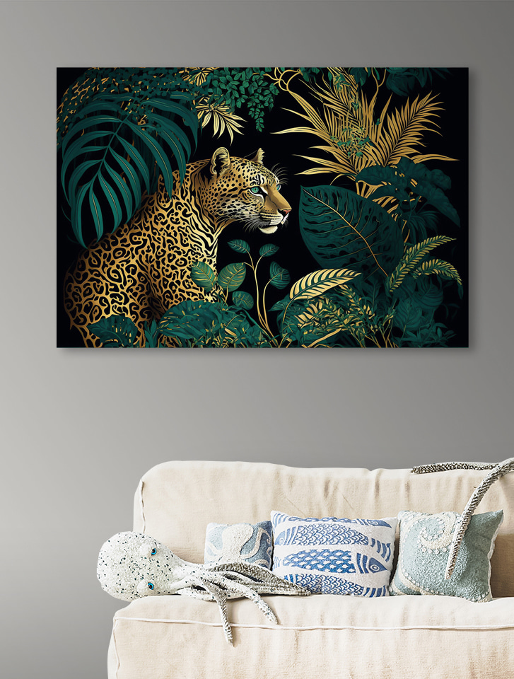 Leopardo entre hojas doradas en un interior