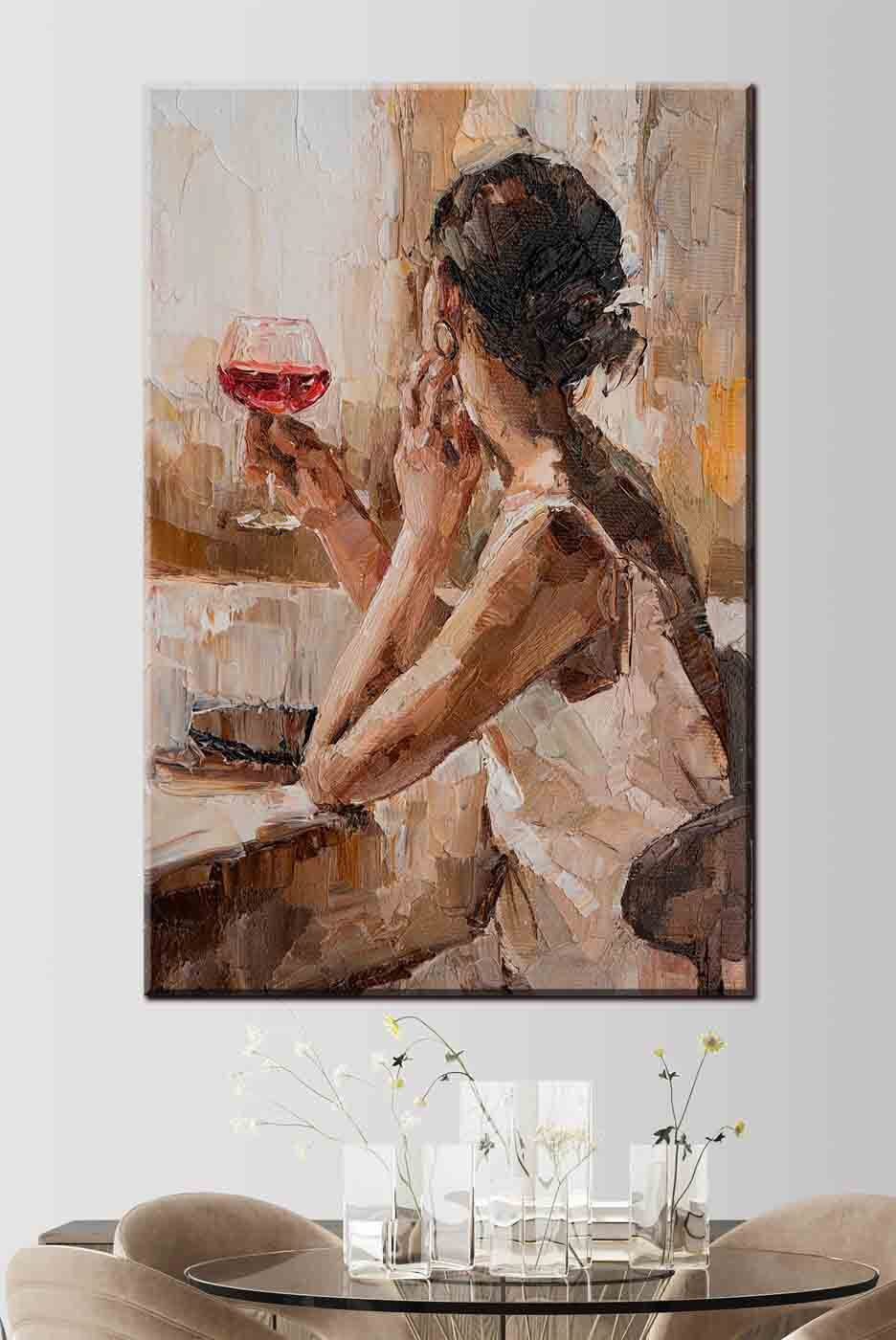 Mujer ante la ventana en un interior