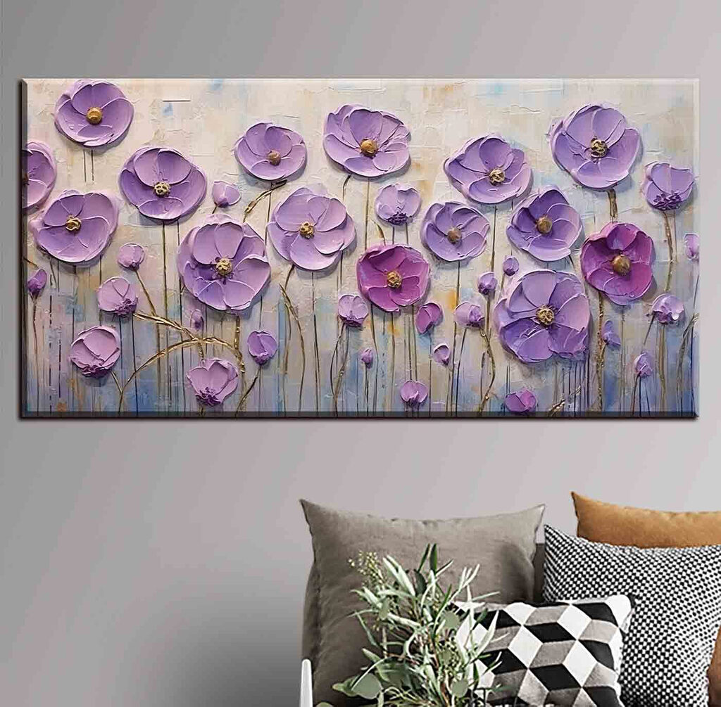 Flores moradas en tallos en un interior