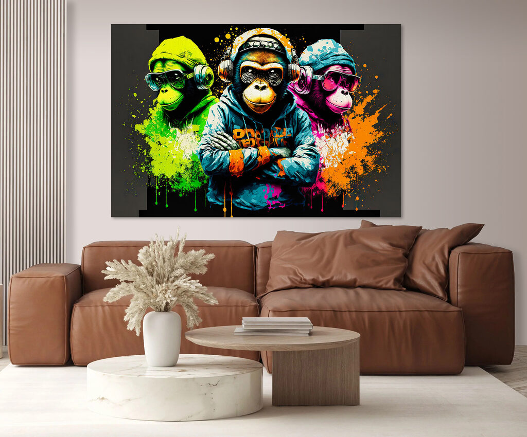 Tres monos con auriculares en un interior