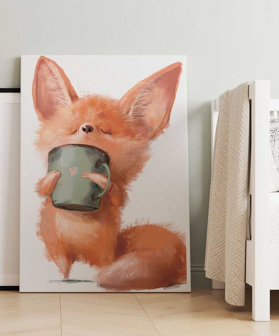 Zorro con taza en un interior
