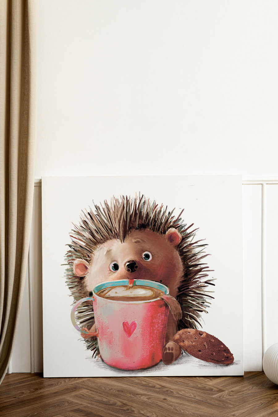Erizo con taza en un interior