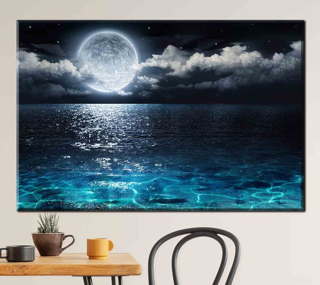 Luna sobre agua brillante en un interior