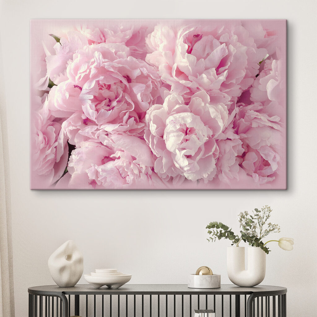 Peonías rosas de cerca en un interior
