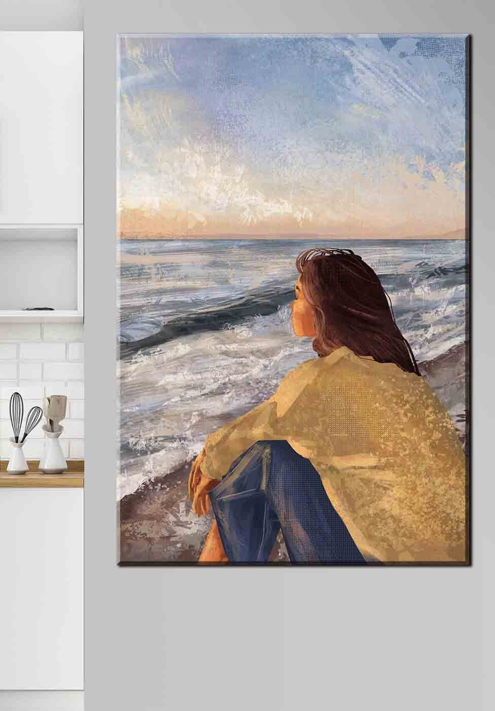 Sentada junto al mar en un interior