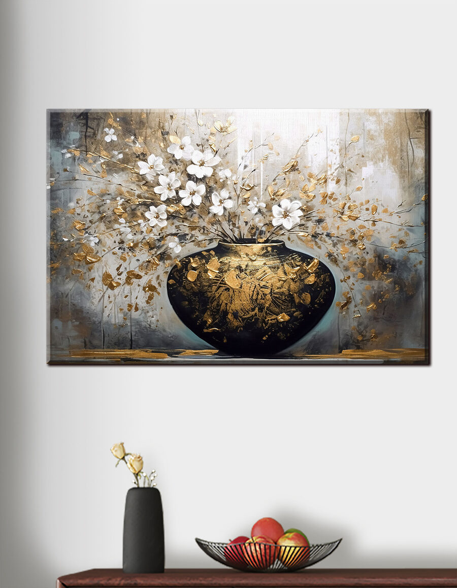 Jarrón con flores blancas en un interior