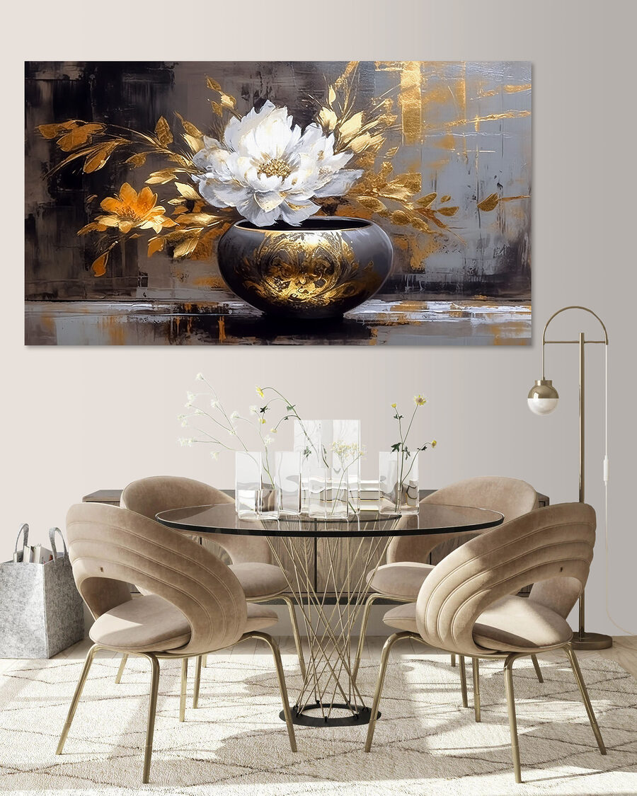 Flor blanca, jarrón dorado en un interior