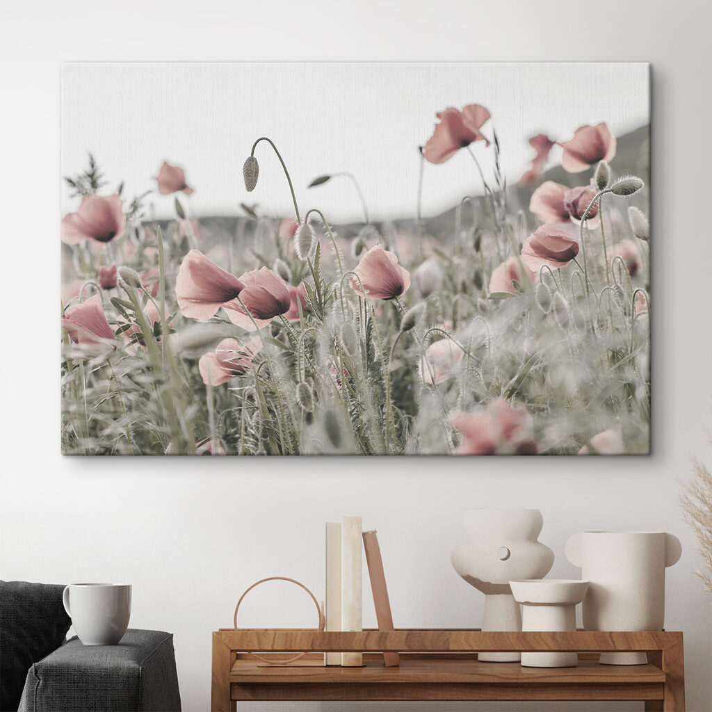 Amapolas en rosa suave en un interior