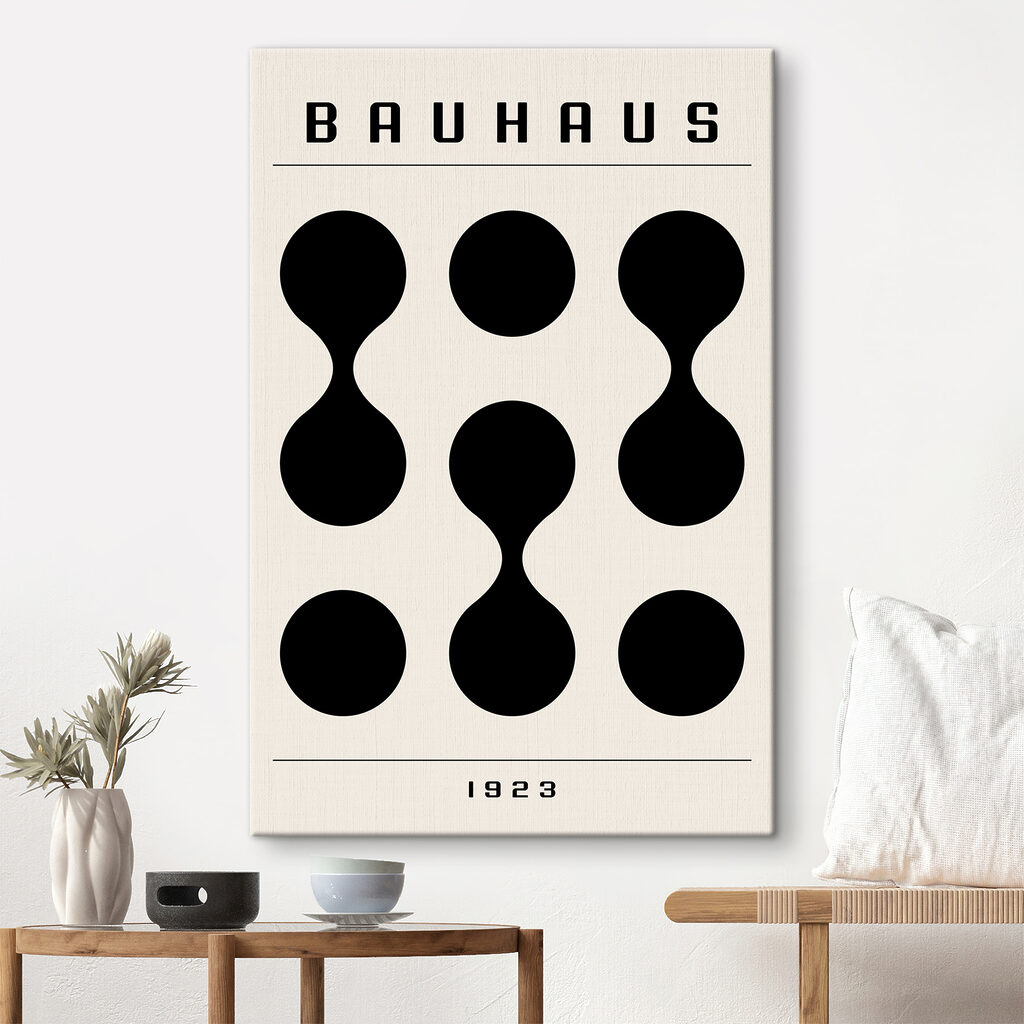 Bauhaus en formas negras en un interior