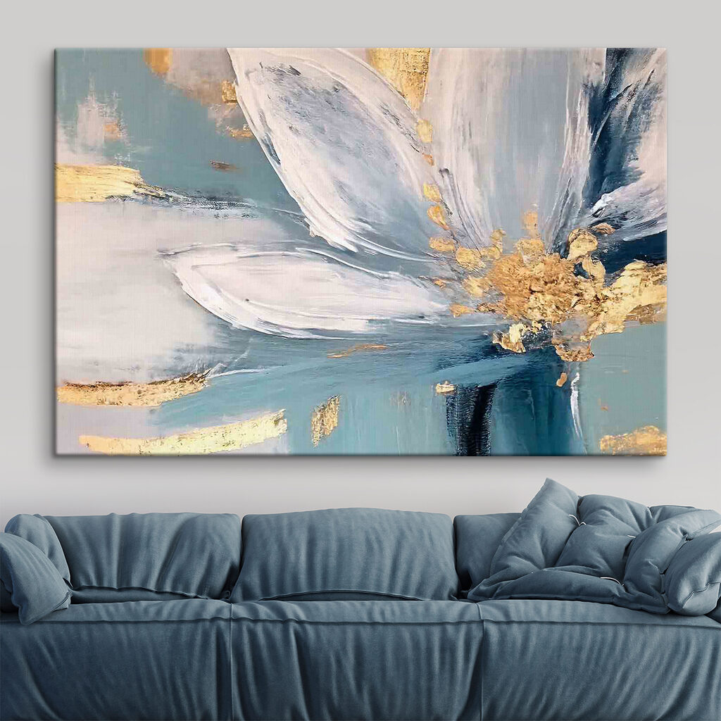 Flor blanca con oro en un interior
