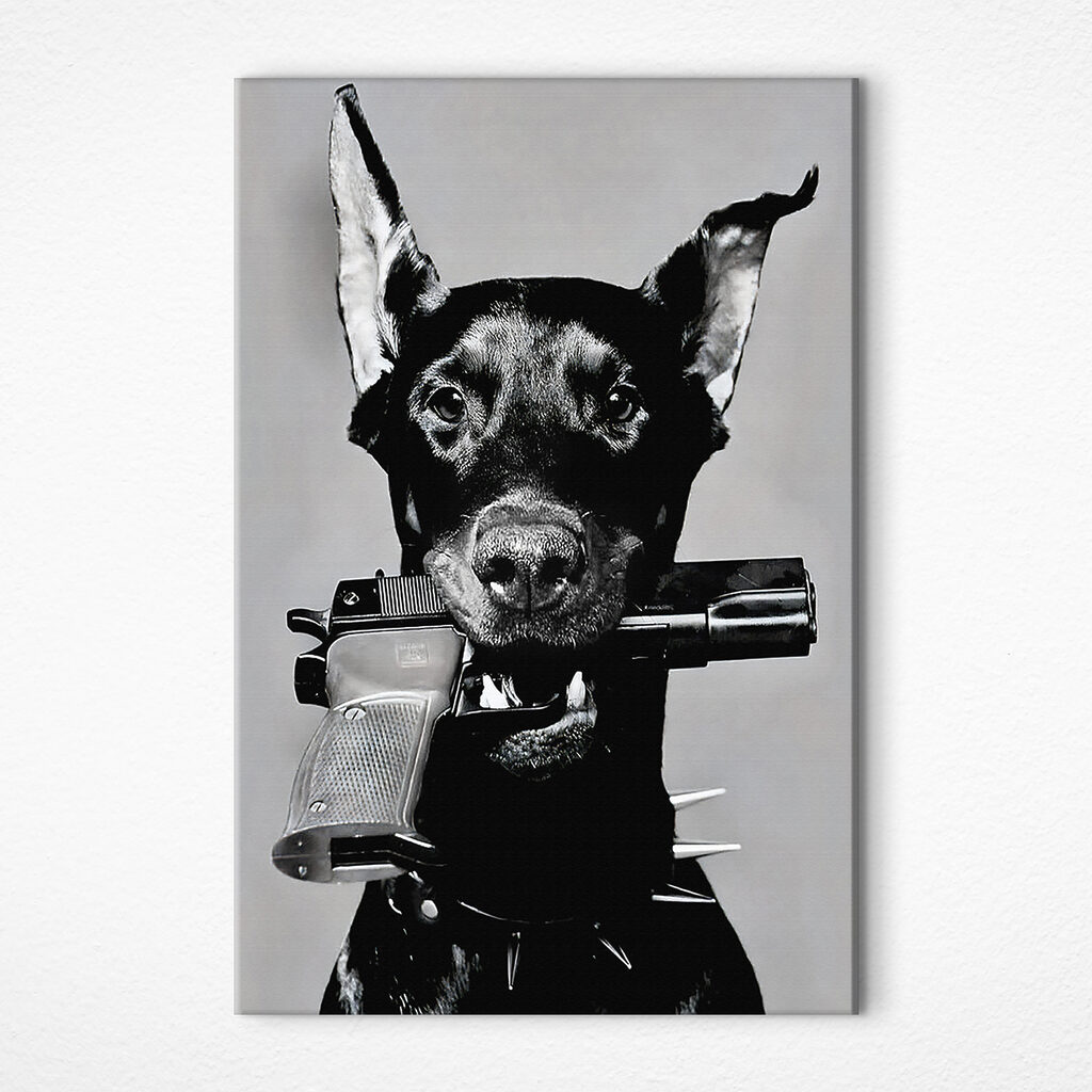 Perro con una pistola en un interior
