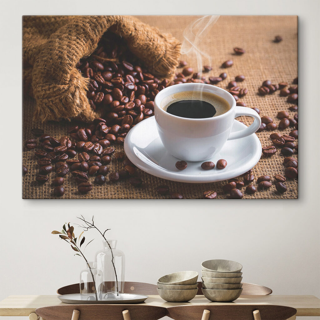 Taza junto a granos en un interior
