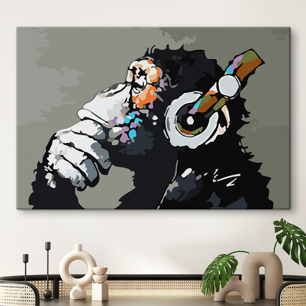 Mono con auriculares en un interior