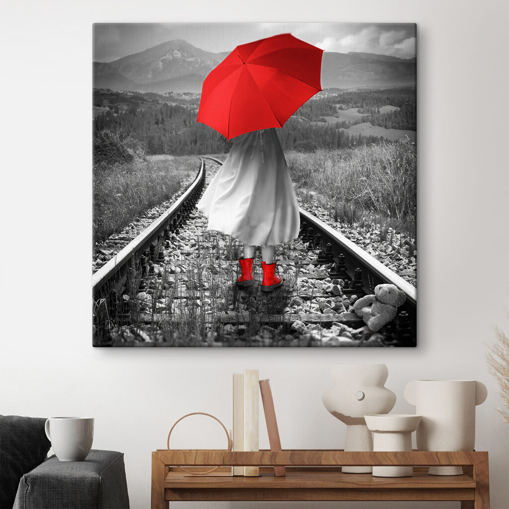 Paraguas rojo sobre vías — interior 2