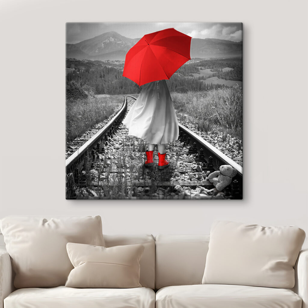Paraguas rojo sobre vías — interior 1