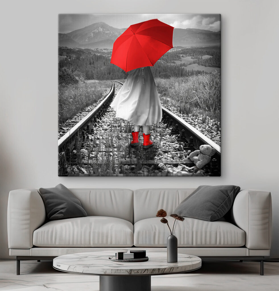 Paraguas rojo sobre vías — interior 3