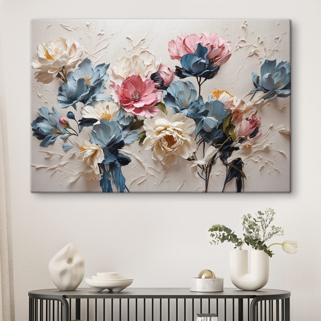 Flores azules y rosas en un interior