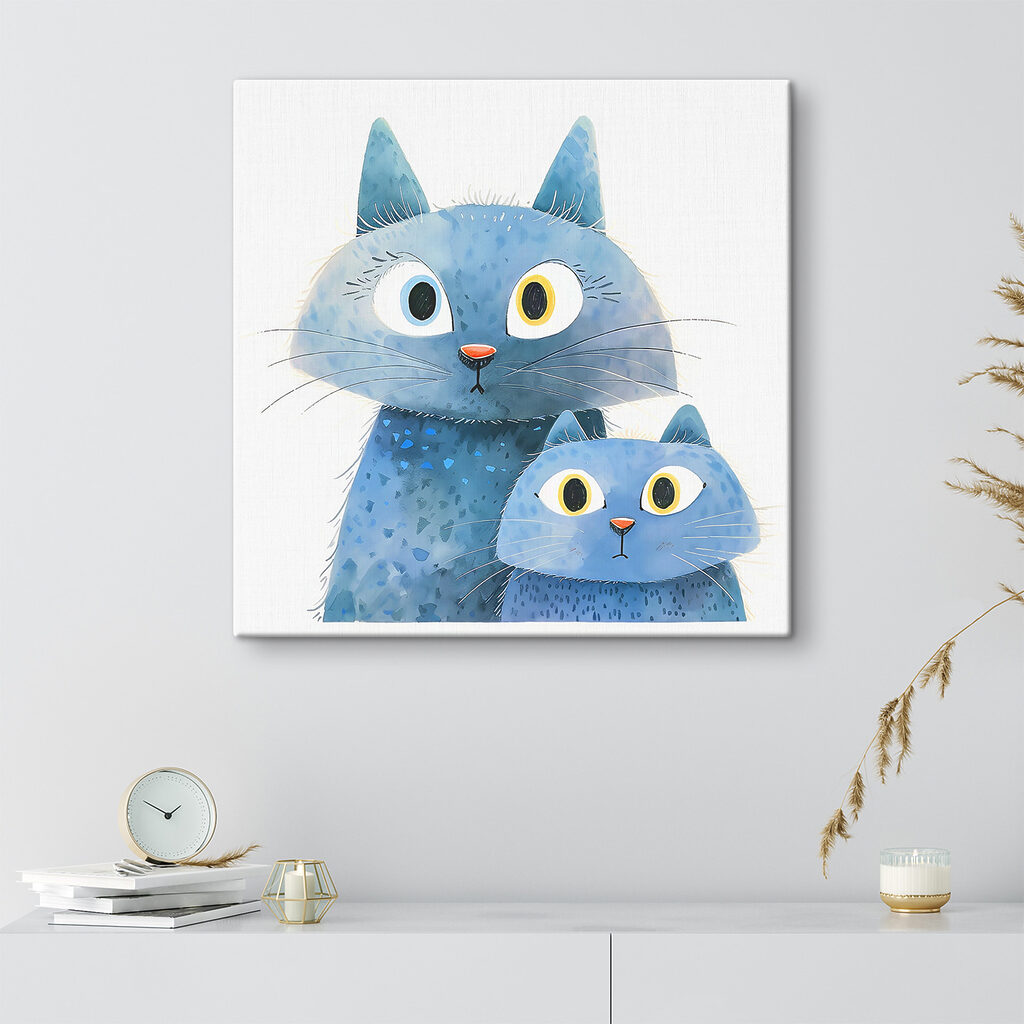 Gatos azules que miran en un interior