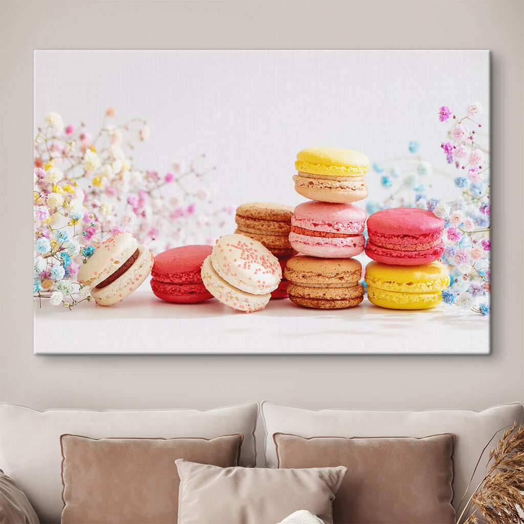 Macarons entre flores pequeñas en un interior