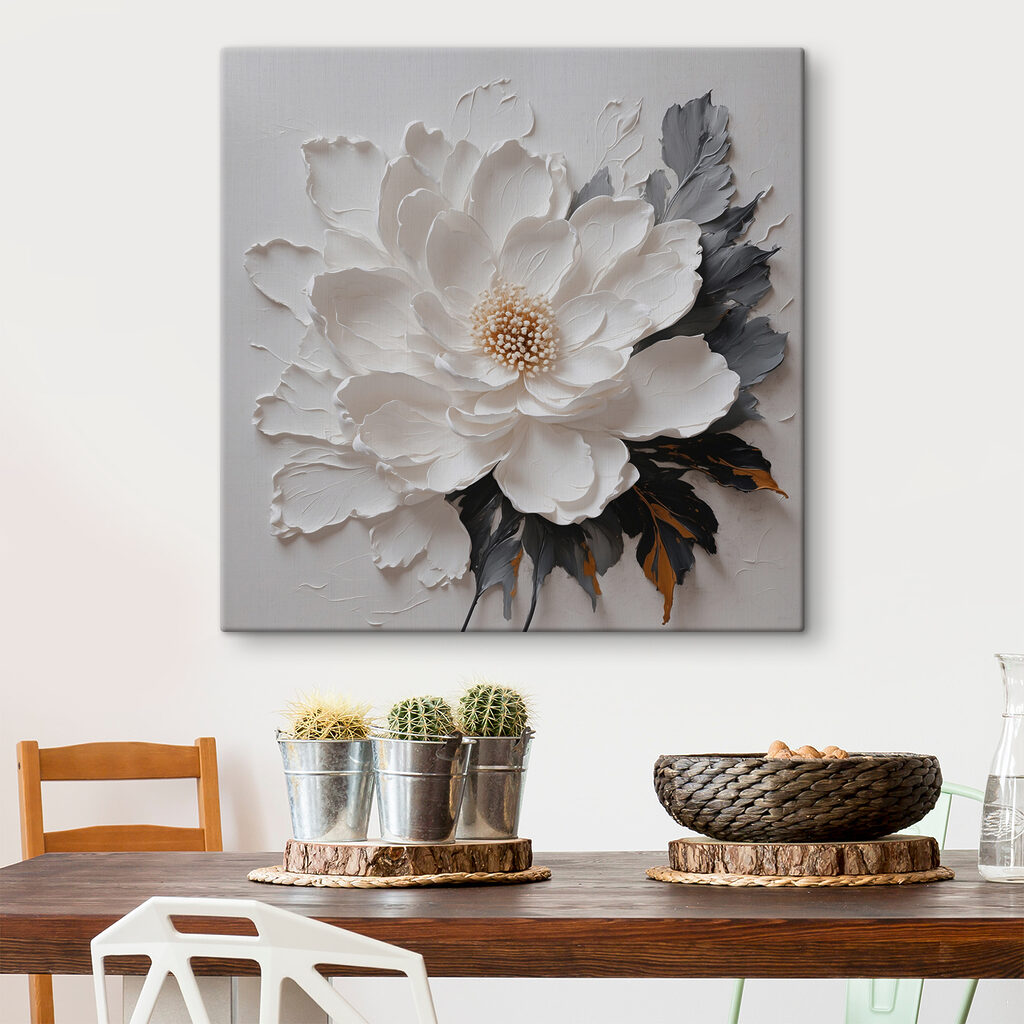 Flor blanca, hojas oscuras en un interior