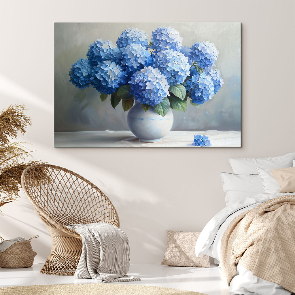 Hortensias sobre curvas blancas en un interior