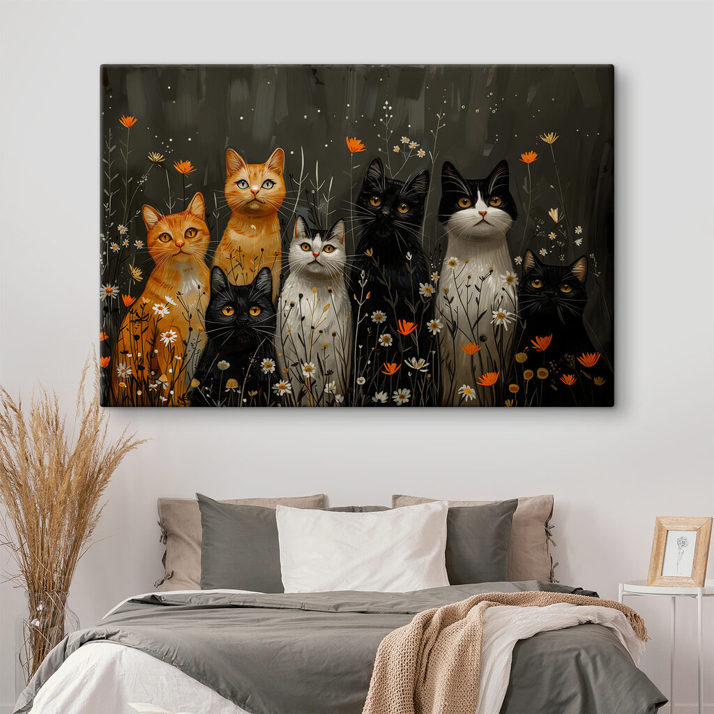 Gatos entre flores en un interior