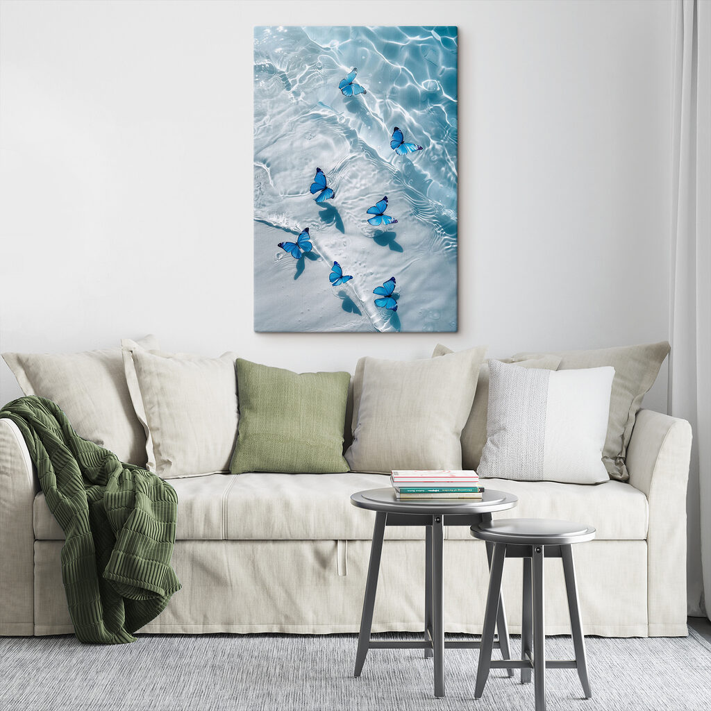 Mariposas azules sobre agua en un interior