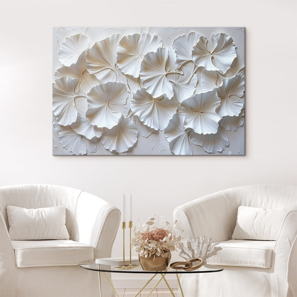 Hojas de ginkgo blancas en un interior