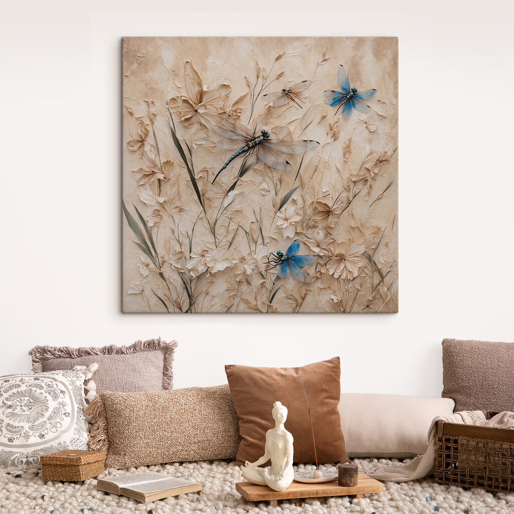 Libélulas entre flores beige en un interior