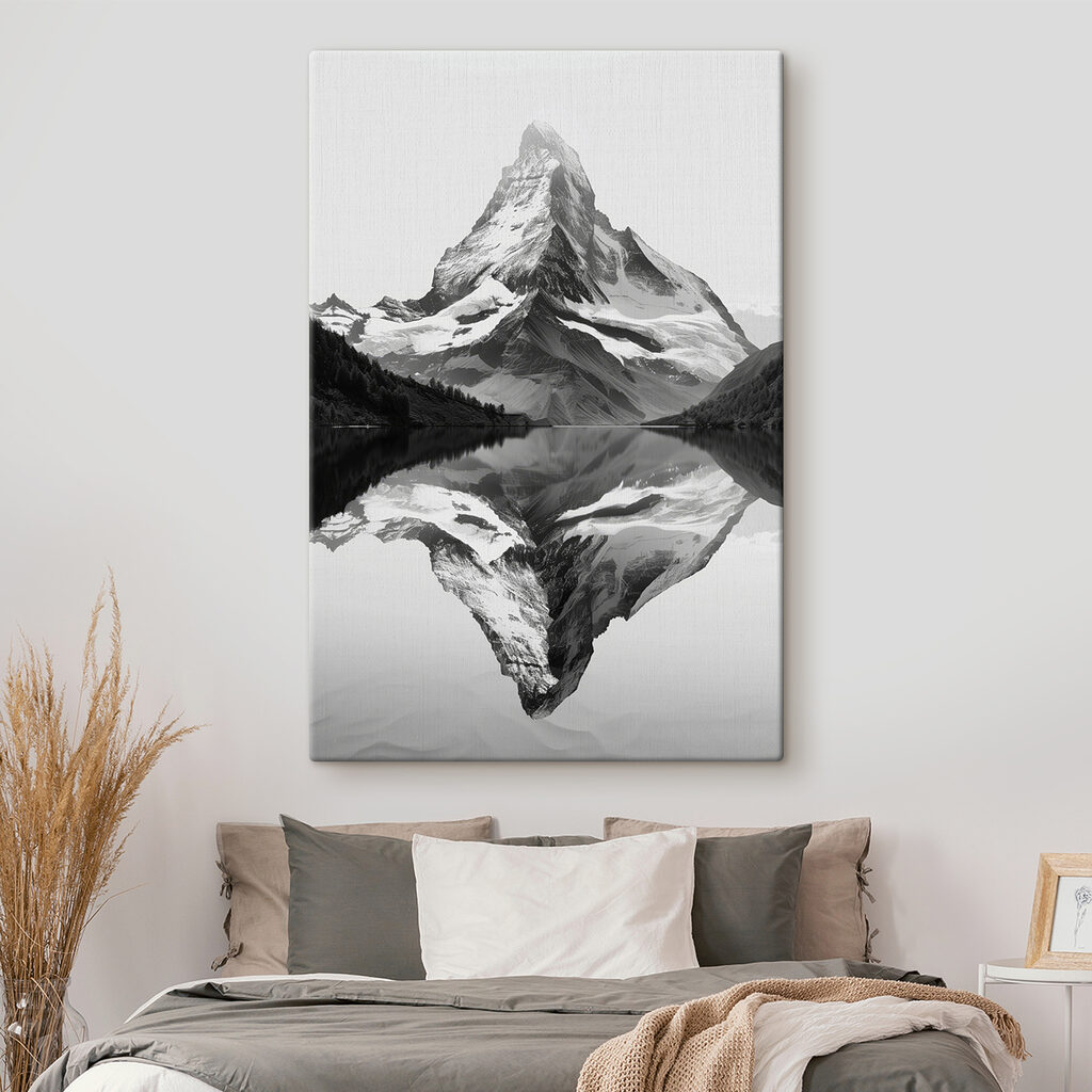 Montaña reflejada en negro en un interior