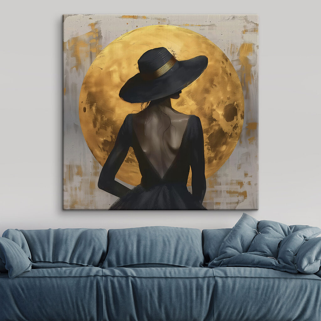 Sombrero negro y luna en un interior