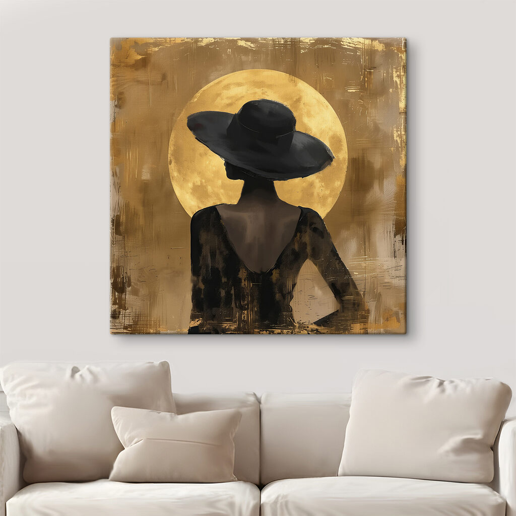 Sombrero bajo tonos dorados en un interior