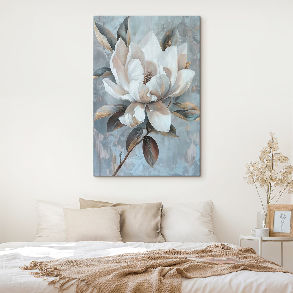 Magnolia sobre azul grisáceo — interior 2