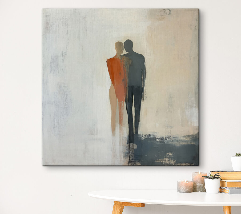 Dos figuras en gris en un interior