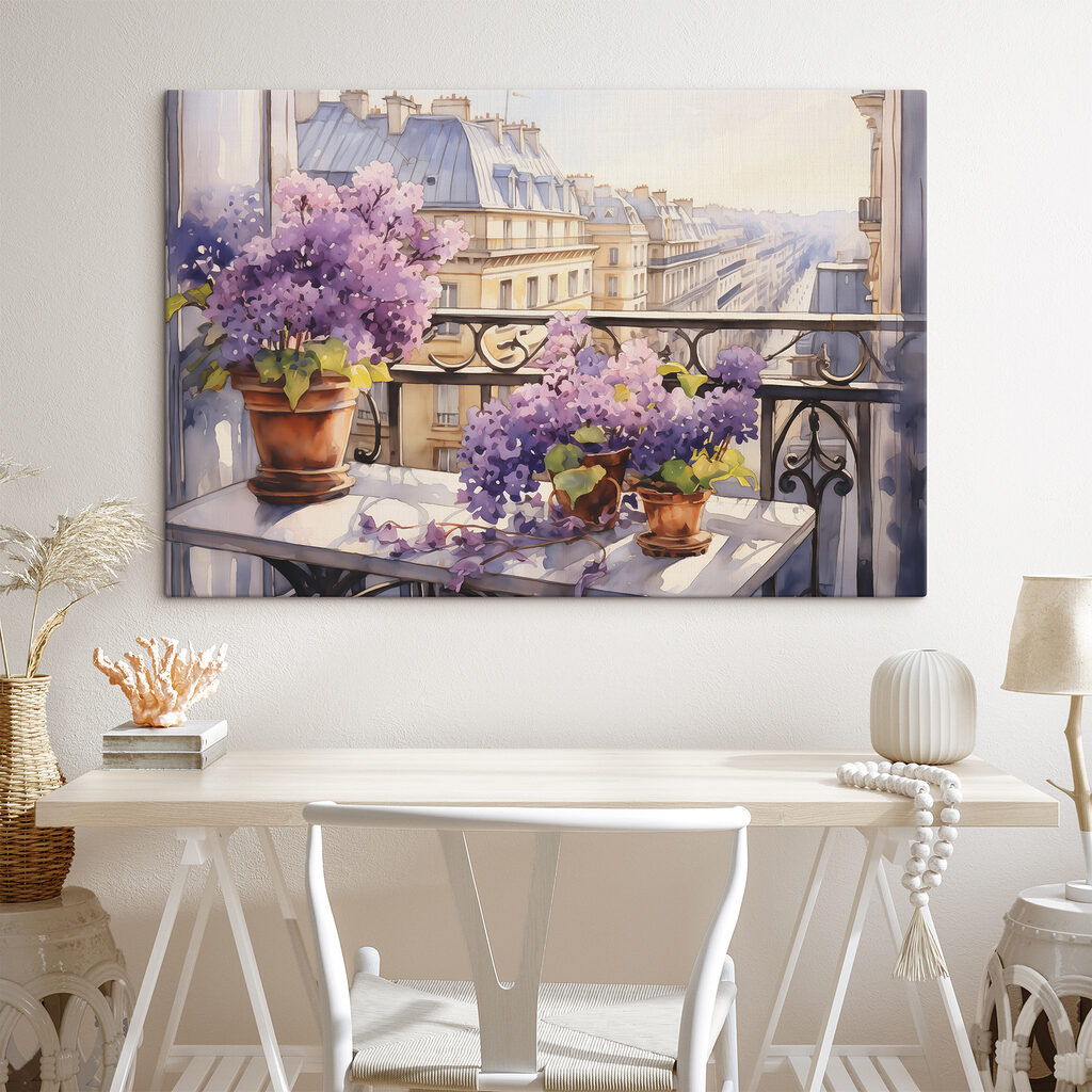 Balcón de flores moradas en un interior