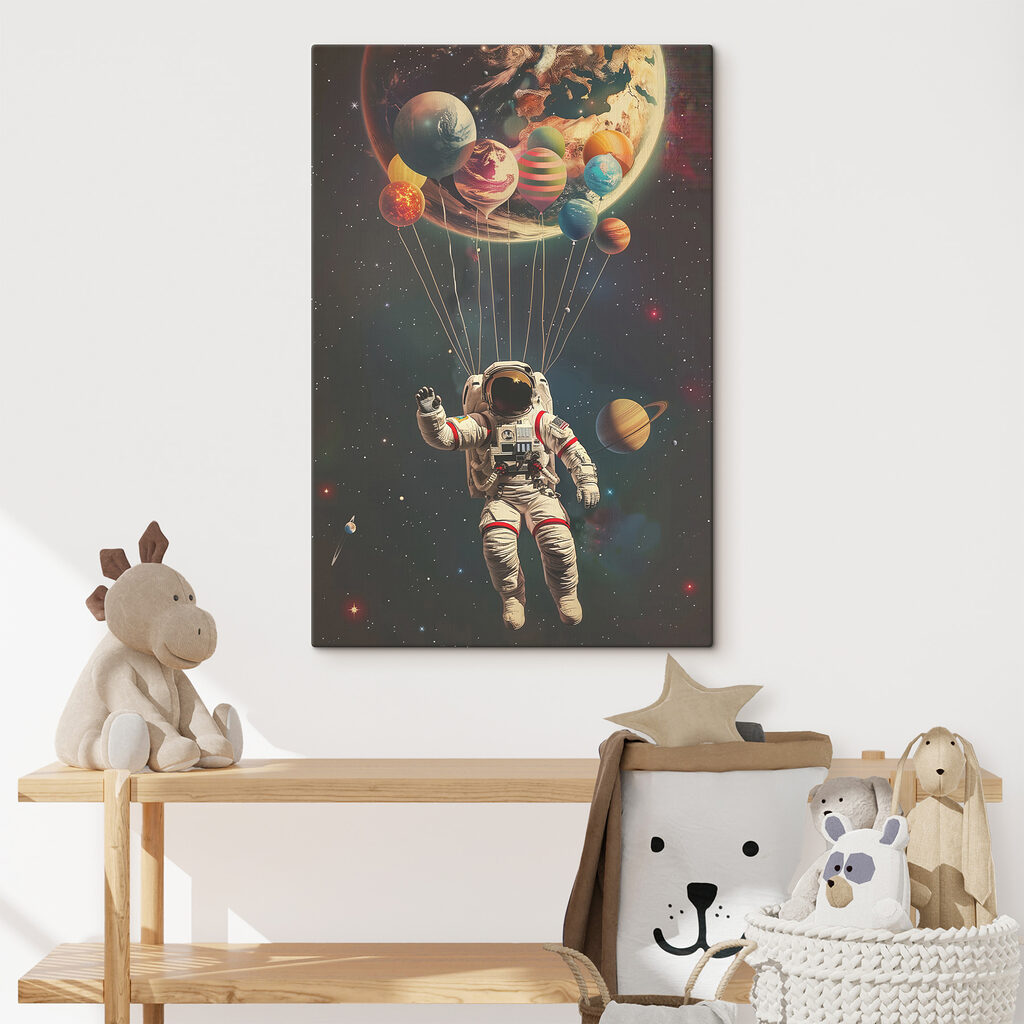 Astronauta con globos planetarios en un interior