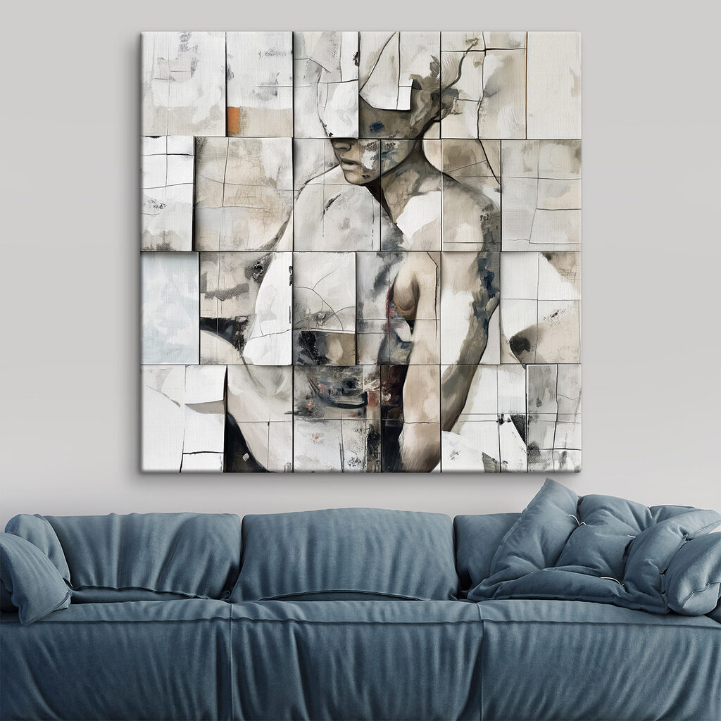 Figura entre bloques pálidos — interior 1