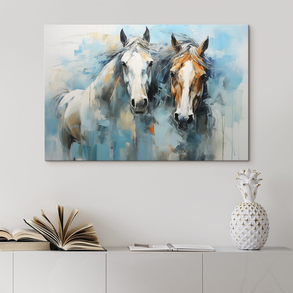Dos caballos en azul en un interior