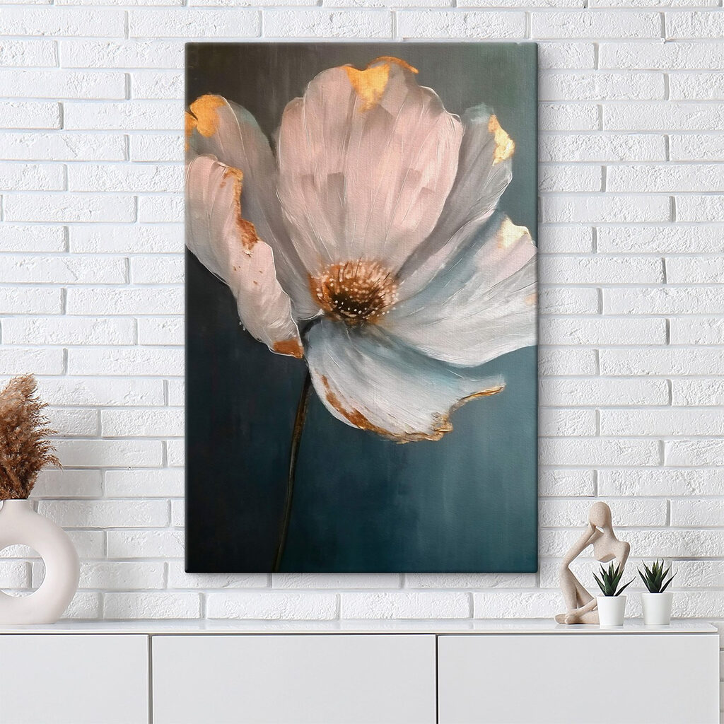 Flor sobre azul oscuro — interior 1