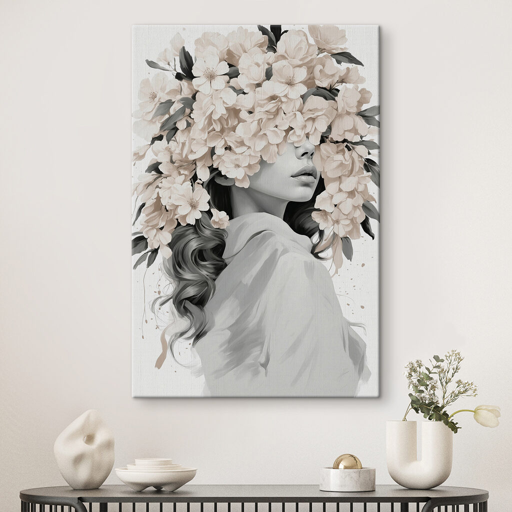 Mirada entre flores en un interior
