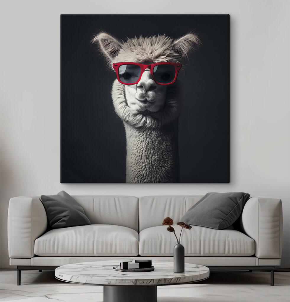 Llama con gafas rojas en un interior