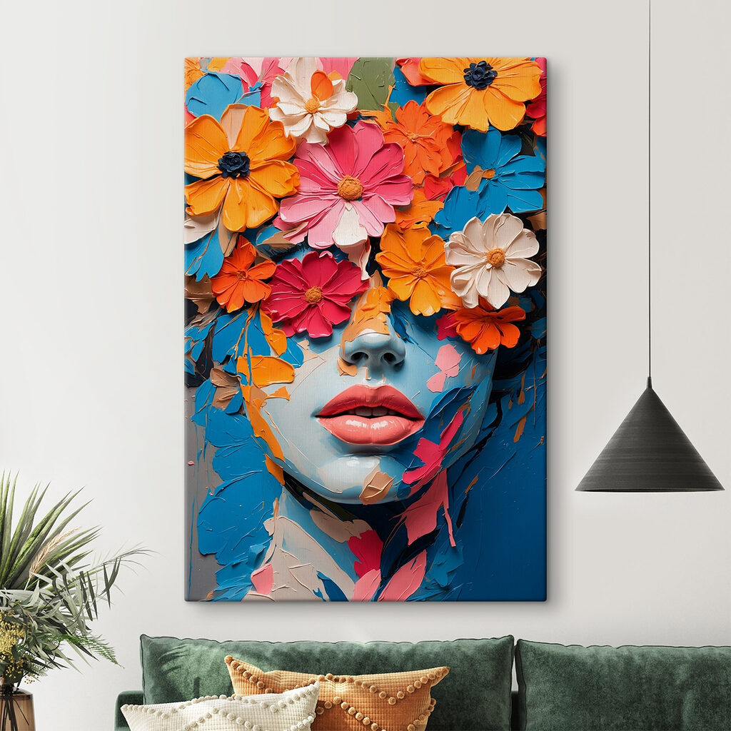 Mujer con corona floral en un interior