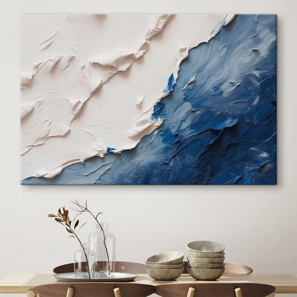 Blanco sobre azul profundo en un interior